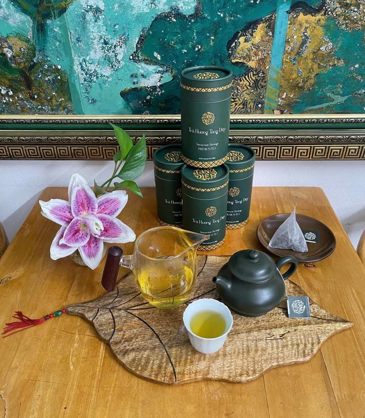 Pha trà sen Tây Hồ